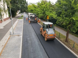 Pojazdy budowlane podczas układania nowej nawierzchni