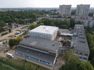 hala sportowa widziana z perspektywy lotu ptaka