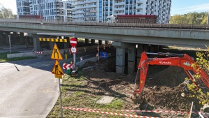 Wiadukt w ciągu ul. Hetmańskiej - widoczny przejazd pod wiaduktem w kierunku ul. Wagrowskiej