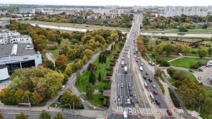 Droga rowerowa w parku im. Tadeusza Mazowieckiego - widok z drona w kierunku ronda Rataje