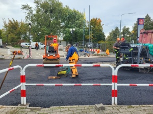 Pracownicy podczas układania nawierzchni 