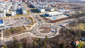 Rondo na skrzyżowaniu ul. Koszalińskiej i Literackiej widziane z lotu ptaka