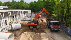 Maszyny budowlane podczas prac nad zbiornikiem retencyjnym