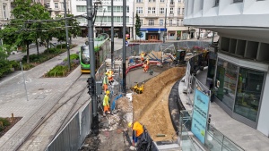 Pracownicy podczas prac budowlanych w rejonie Okrąglaka