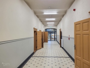Wyremontowany korytarz na parterze budynku