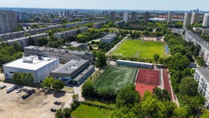 Boisko widziane z perspektywy drona - na pierwszym planie XX LO 