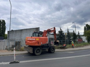 Koparka podczas prac na terenie budowy