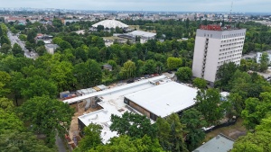 Pływalnia widziana z perspektywy lotu ptaka - w tle Arena i Łazarz