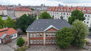 Odnowione dachy widziane z perspektywy drona