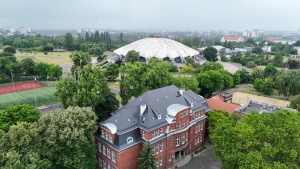 Odnowione dachy widziane z perspektywy drona