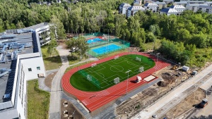 Boiska sportowe przy szkole widziane z drona