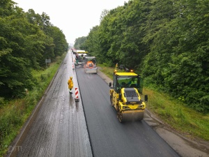 Układanie nowej nawierzchni bitumicznej na ul. Lutyckiej