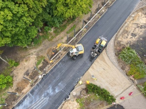 Maszyny budowlane podczas budowy ekranów akustycznych