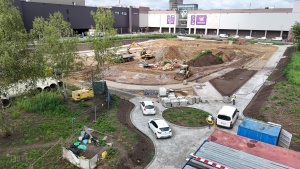 Plac budowy widziany z perspektywy lotu ptaka - w tle centrum handlowe