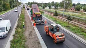 Maszyny budowlane podczas układania nawierzchni na ul. Warszawskiej