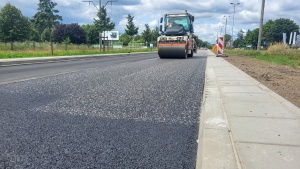 Walec podczas prac na ul. Warszawskiej