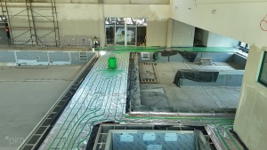 widok na niecki basenowe i prace instalacyjne 
