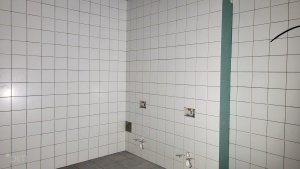 ściana pokryta płytkami 