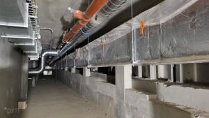wnętrze nowej pływalni, widok na instalacje 