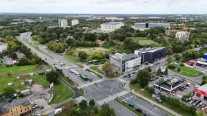 Al. Solidarności z lotu ptaka, w tle szpitale