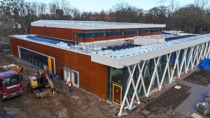 Prace ziemne przy budynku pływalni