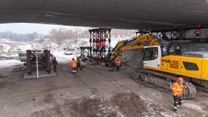 Pracownicy oraz ciężki sprzęt podczas budowy podpór 