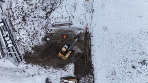 Koparka pracująca na placu budowy
