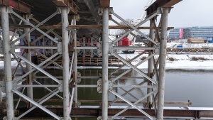 Zbliżenie na tymczasowe podpory znajdujące się pod mostem Chrobrego