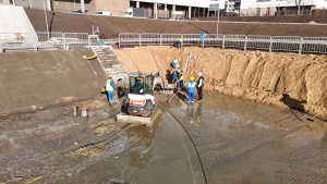 Pracownicy podczas robót związanych z budową zbiornika