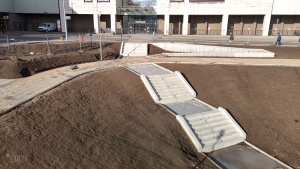 Nowe schody na terenie inwestycji