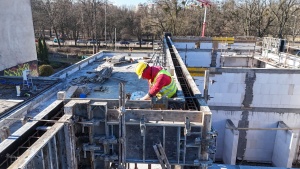 Pracownik podczas prac murarskich