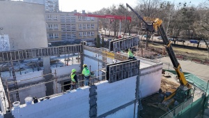 Pracownicy podczas prac murarskich