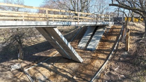 Konstrukcja mostku widziana od boku