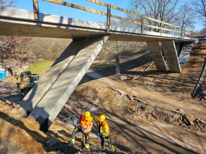 Pracownicy podczas wykonywania prac budowlanych