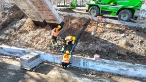 Pracownicy podczas wykonywania prac brukarskich