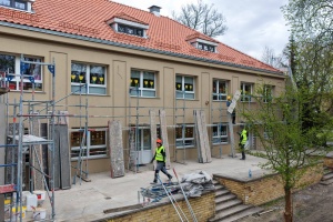 Pracownicy podczas prac przy elewacji