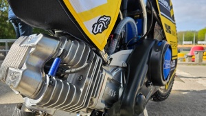 Silnik motocykla żużlowego na zbliżeniu