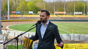 Zastępca prezydenta Poznania Marcin Gołek podczas konferencji prasowej