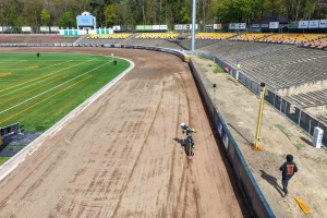 Żużlowiec podczas testowania toru