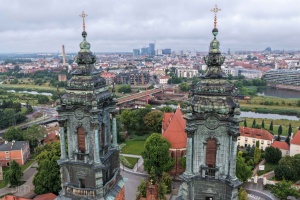 Plac budowy widziany od strony Katedry Poznańskiej