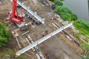 Żuraw podczas przenoszenia elementów konstrukcyjnych