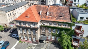 Budynek na tyłach kompleksu