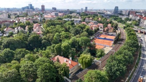 Plac budowy z oddalenia - w tle panorama miasta