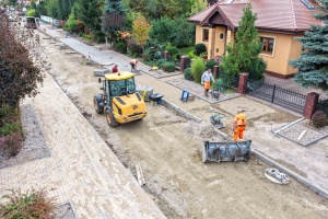 Brukarze oraz maszyny budowlane podczas prac na ul. Kisielewskiego