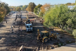 Maszyny budowlane podczas prac na placu budowy