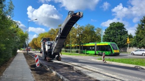 prace na ul. Reymonta - widok na maszynę i tramwaj w tle