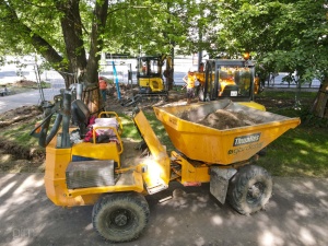 Maszyny budowlane podczas prac w parku im. Tadeusza Mazowickiego