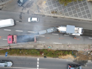 Ciężki sprzęt podczas frezowania nawierzchni jezdni