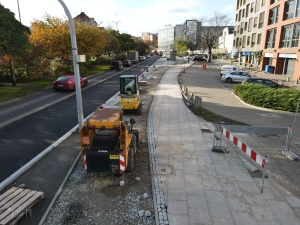 Nowy chodnik oraz maszyny budowlane po północnej stronie ul. Małe Garbary. 