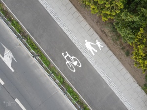 Droga i chodnik widziane z drona